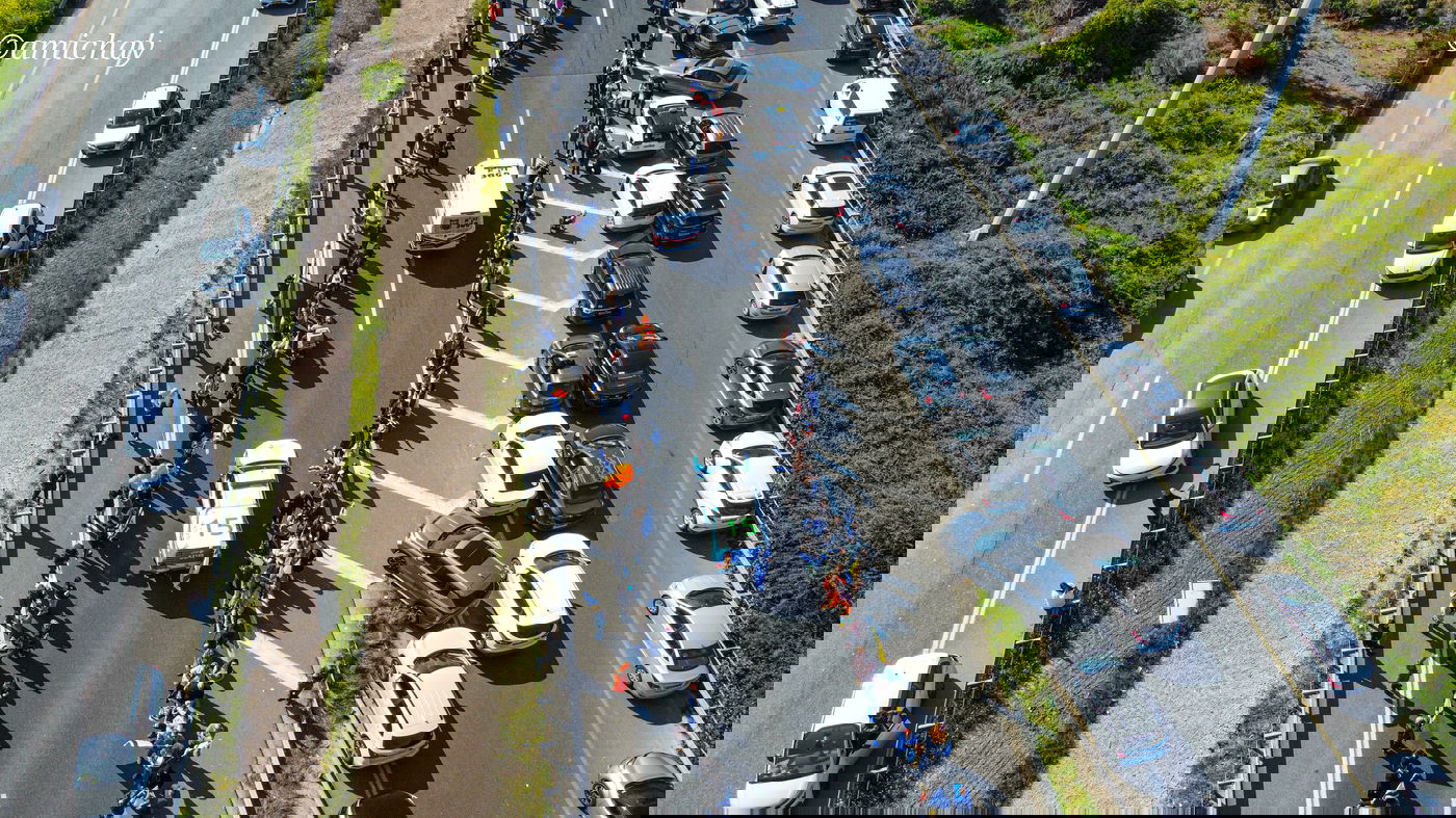 המוני המלווים בצומת עד הלום