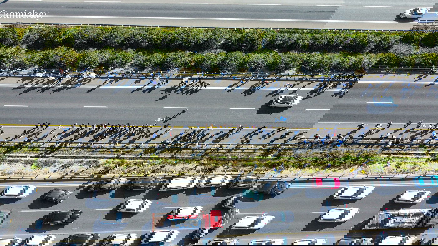 המוני המלווים בצומת עד הלום