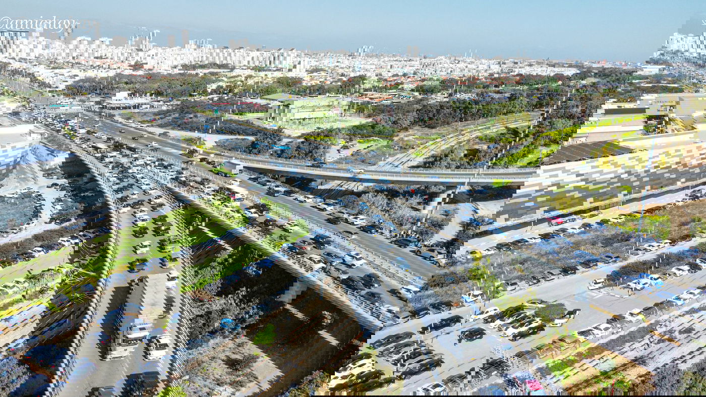 המוני המלווים בצומת עד הלום