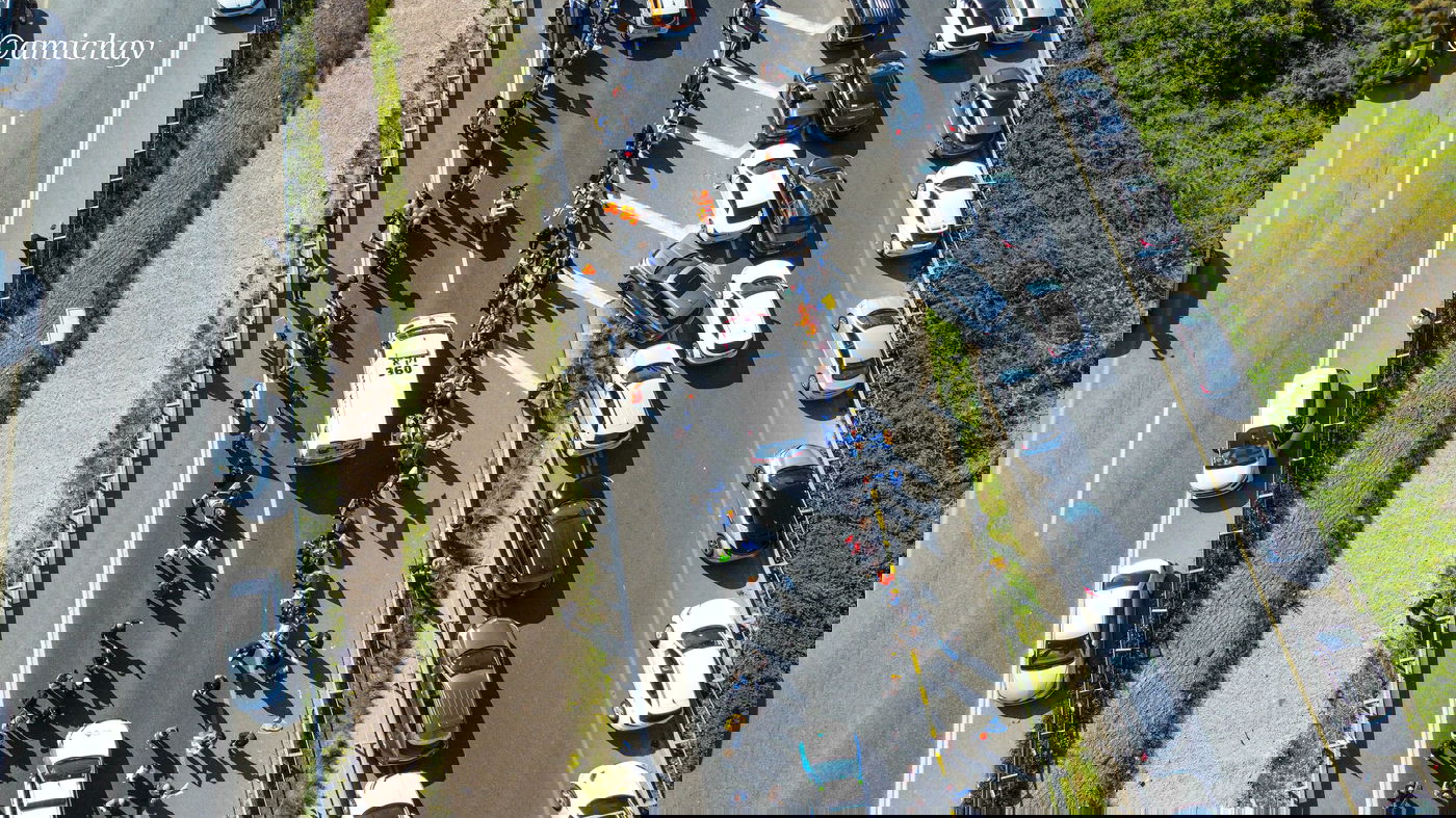 המוני המלווים בצומת עד הלום