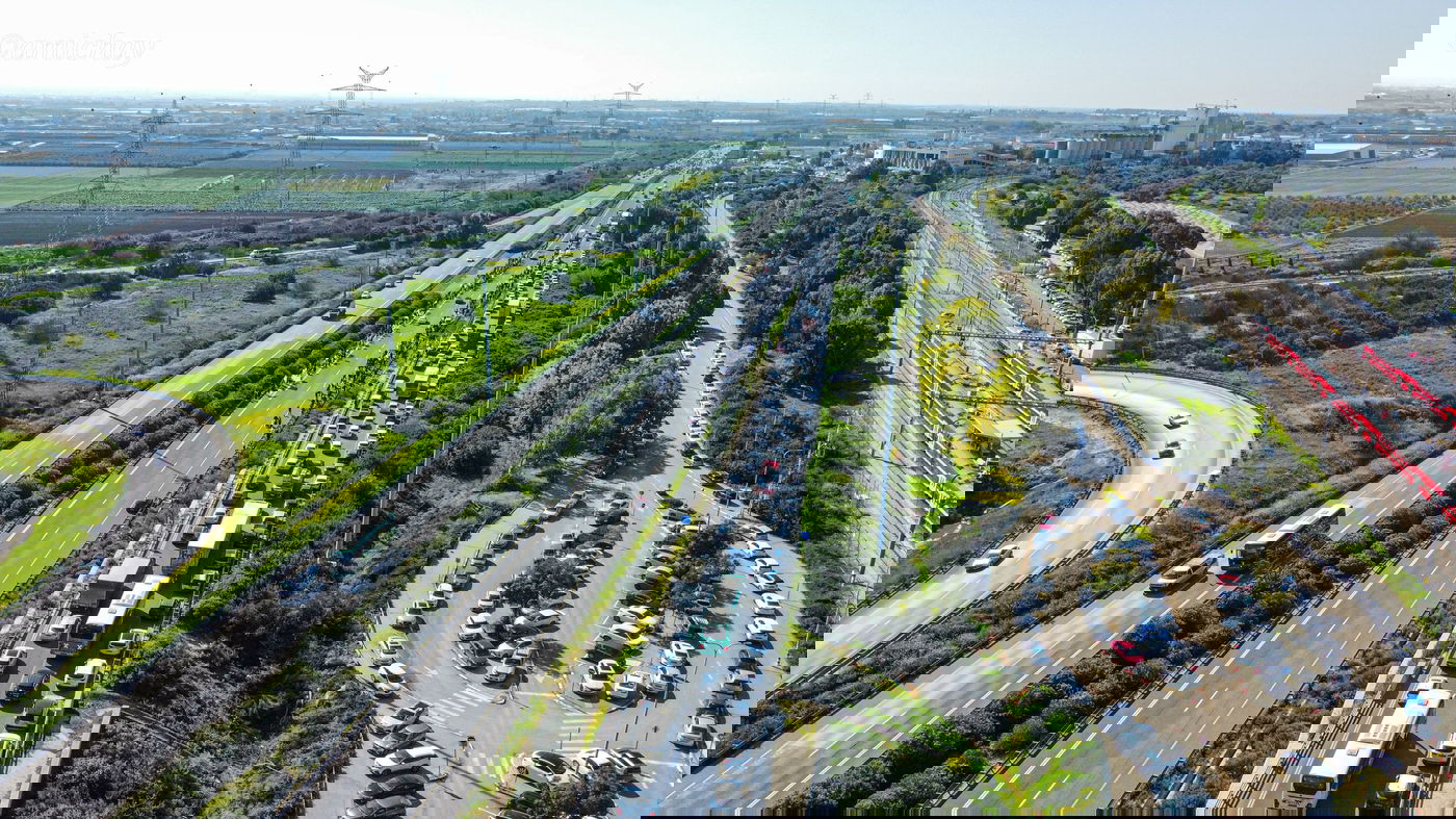 המוני המלווים בצומת עד הלום