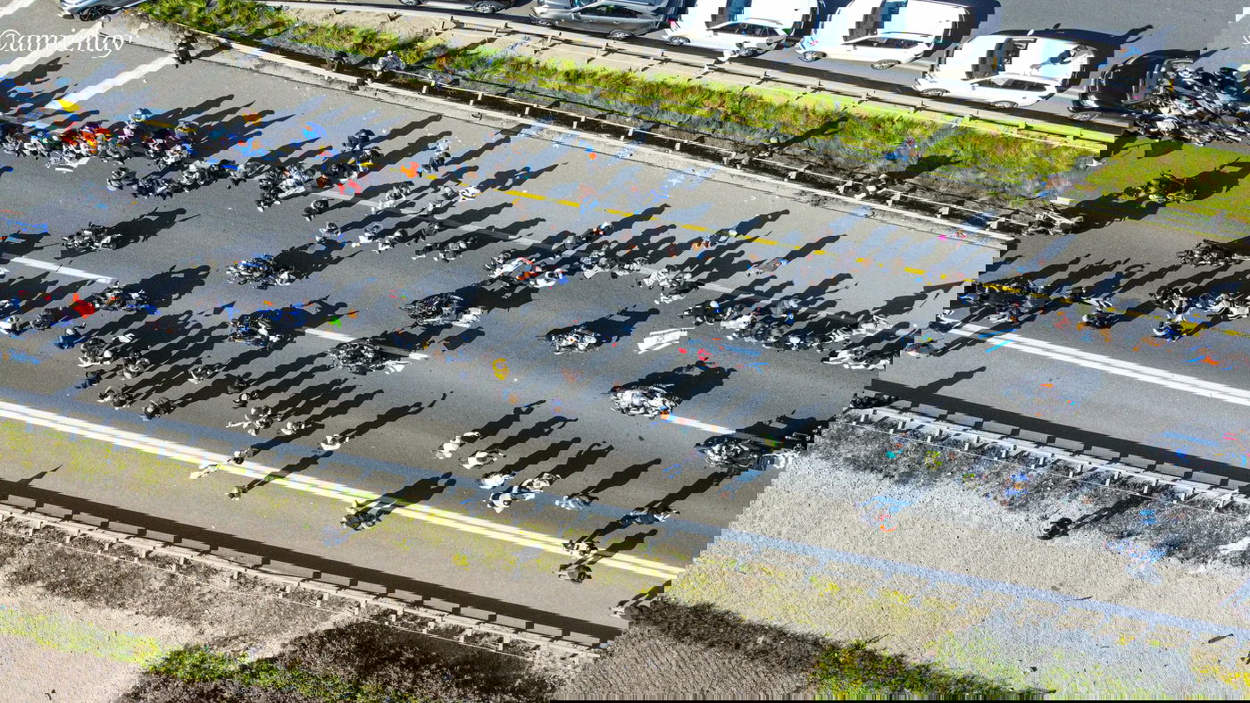 המוני המלווים בצומת עד הלום