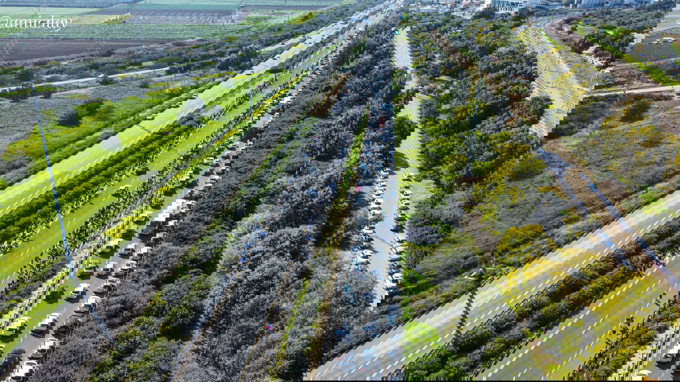 המוני המלווים בצומת עד הלום