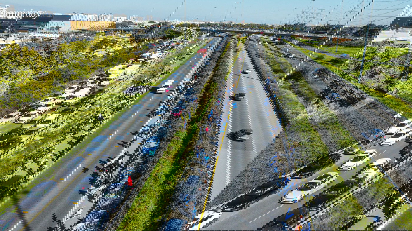 המוני המלווים בצומת עד הלום