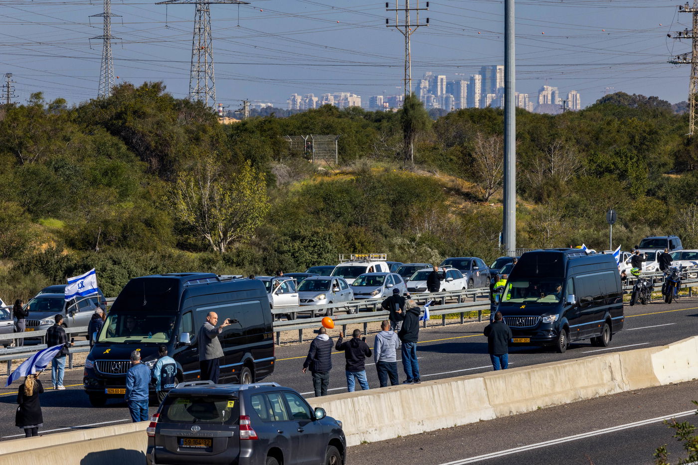 ההמונים בצומת גן יבנה
