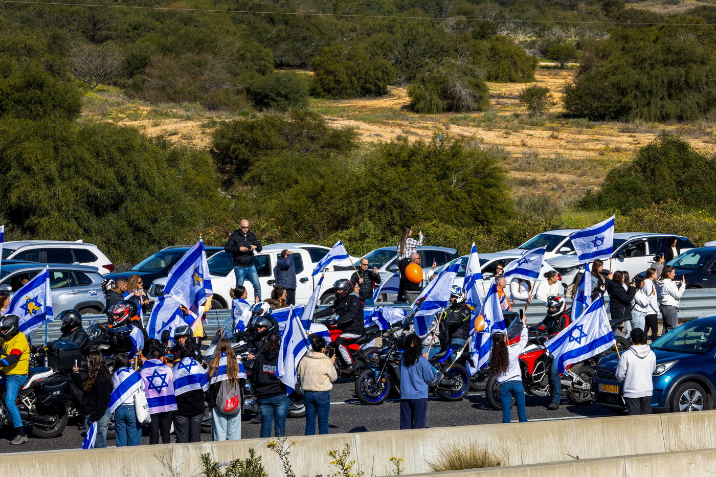ההמונים בצומת גן יבנה