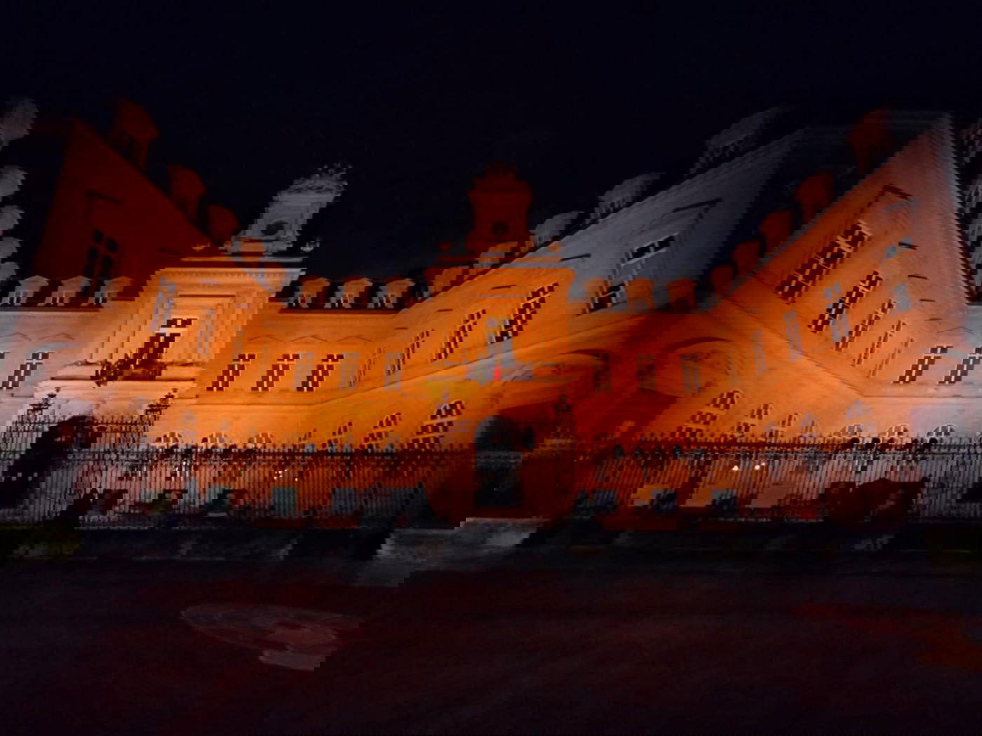 פריז התייחדה עם זכרם של הביבסים - ונצבעה כתום | תיעוד 