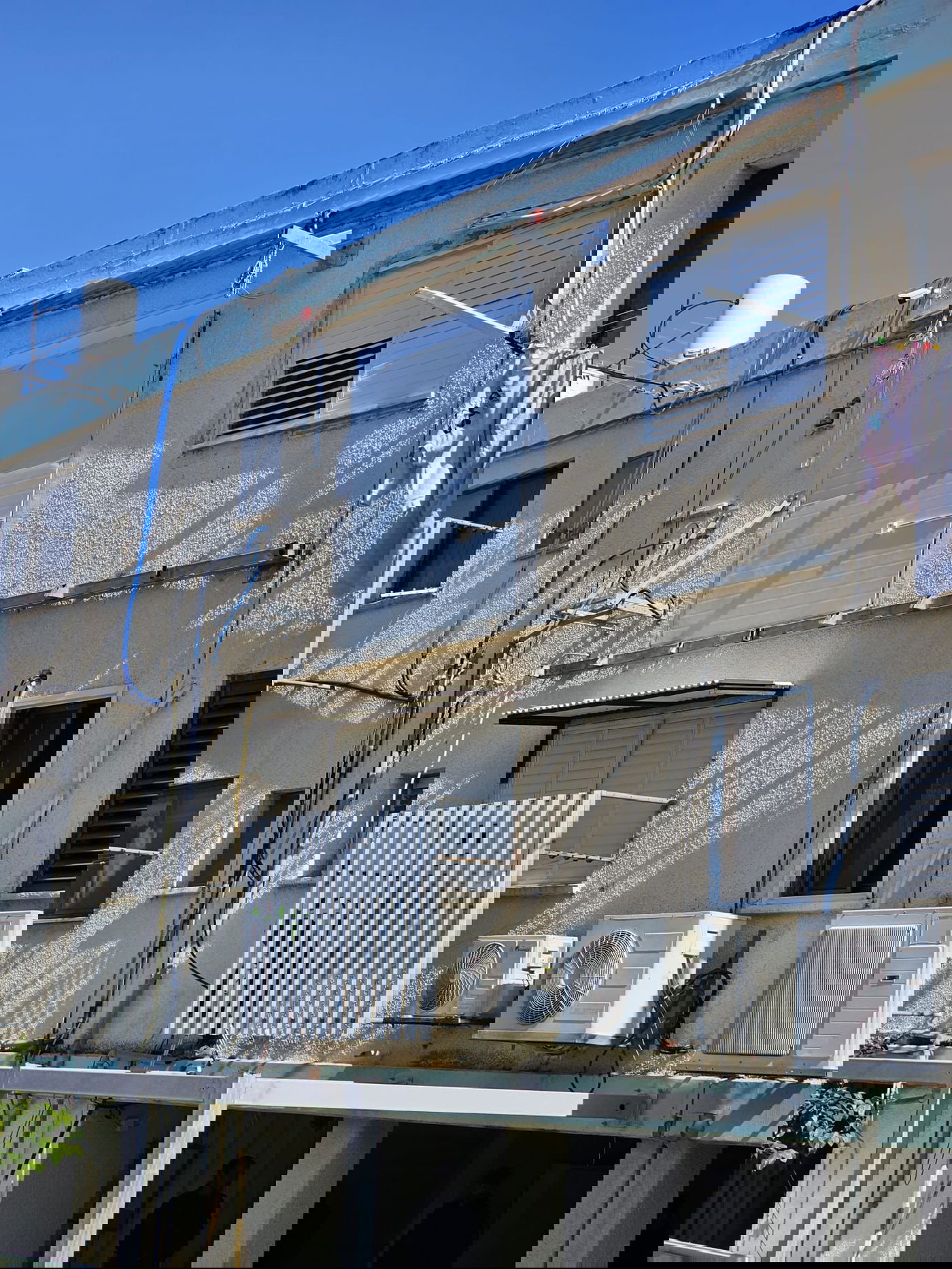 טירוף: בנו תוספת בנייה של 22 מ"ר - על גבי עמודי מתכת