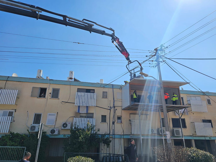 טירוף: בנו תוספת בנייה של 22 מ"ר - על גבי עמודי מתכת