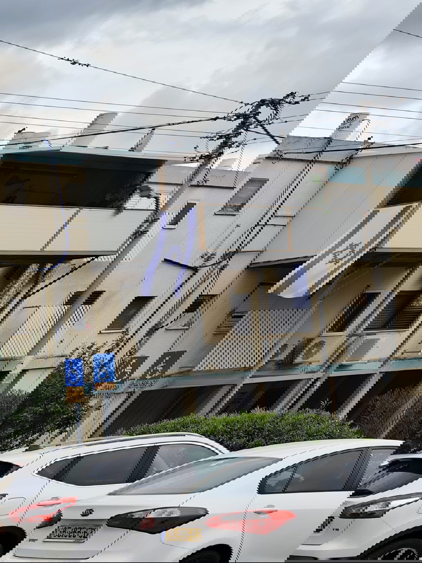 טירוף: בנו תוספת בנייה של 22 מ"ר - על גבי עמודי מתכת