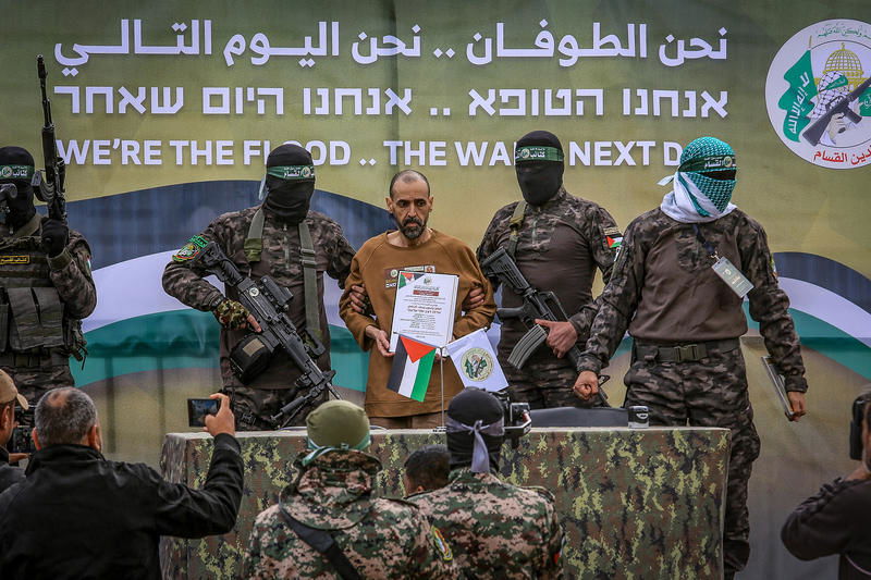 גם זה היה השנה. אלי שרעבי על במת חמאס בזמן שחרורו