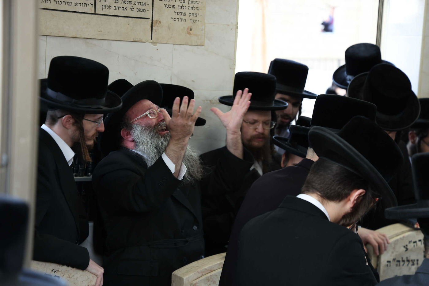 המשפיע רבי יחזקאל טוסיג כש"ץ בעת התפילה