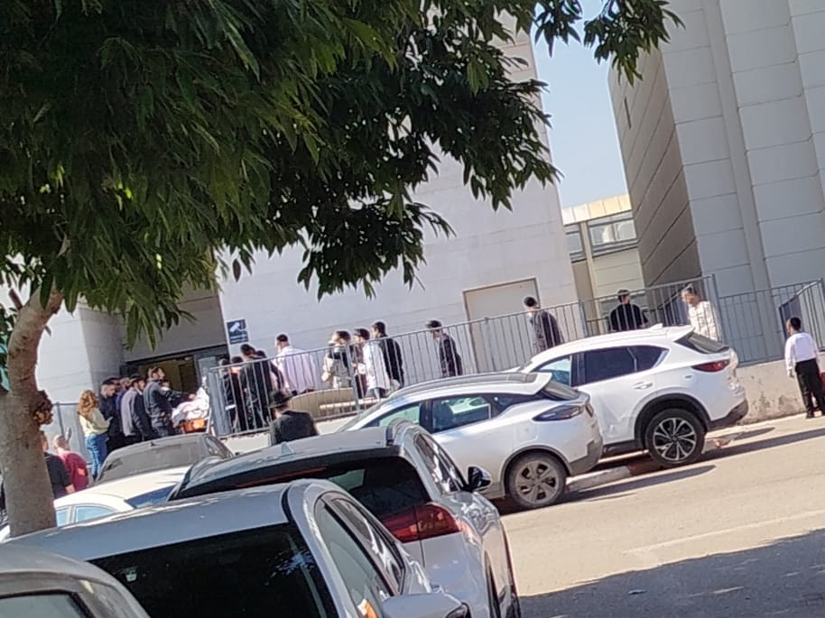 הגר"ד קוק בכניסה לבית החולים היום