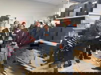 מנכ"ל דואר ישראל התרגש בסניף שמפעילים חניכי 'בית חם'