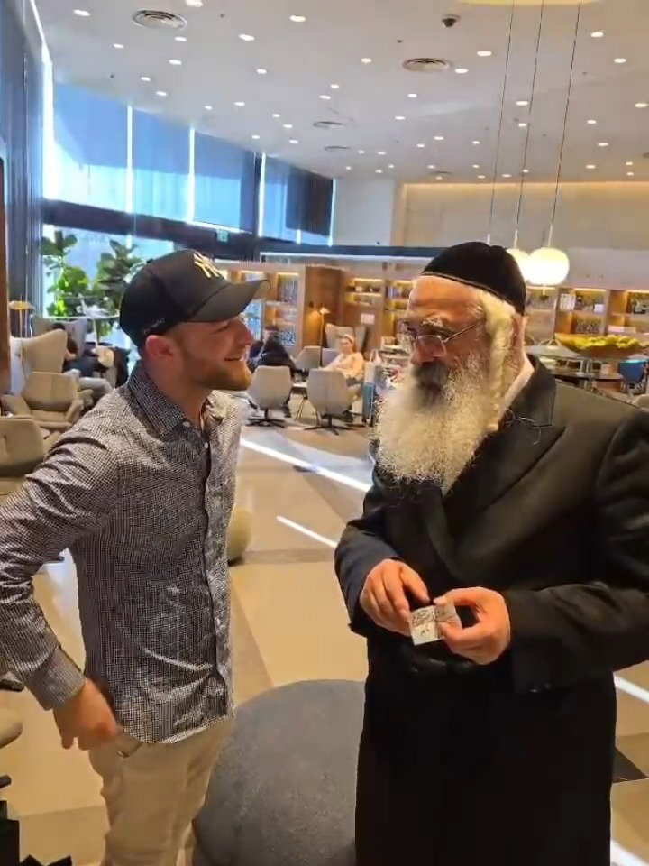 מני הולנדר עם האדמו"ר מדושינסקיא ורעייתו בנתב"ג