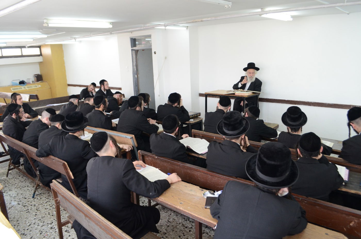 הרב יעקב דוד איראם זצ"ל במסירת שיעור בישיבת ויז'ניץ