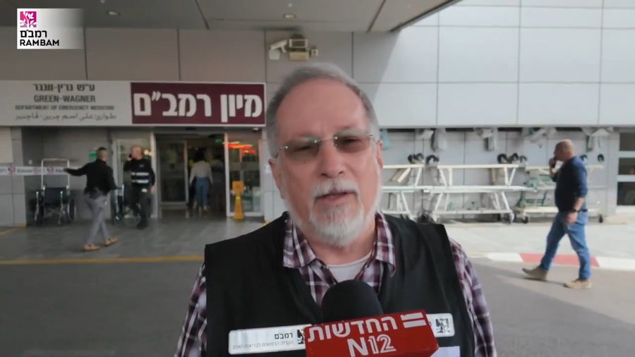 פרופ' מיקי הלברטל, מנהל בית החולים בעדכון על מצב הנפגעים בפיגוע בחיפה.