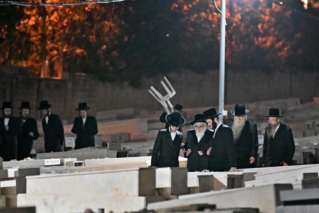 האדמו"ר מויזניץ בתפילה בבית העלמין 