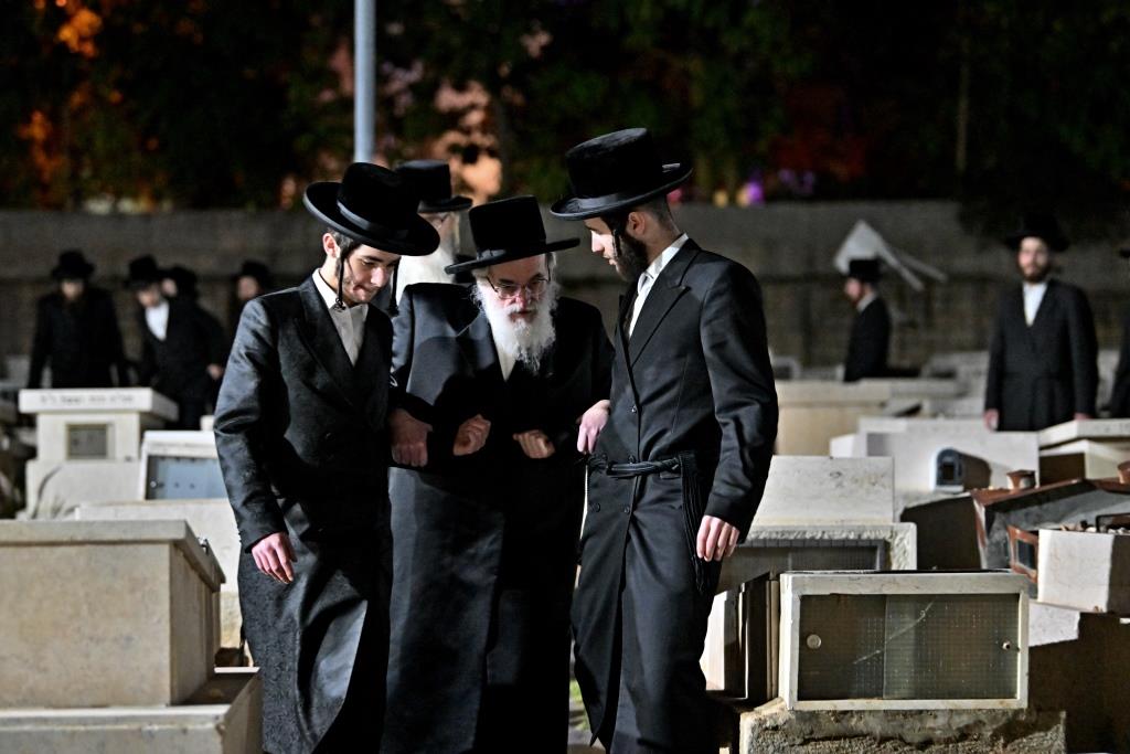 האדמו"ר מויזניץ בתפילה בבית העלמין 