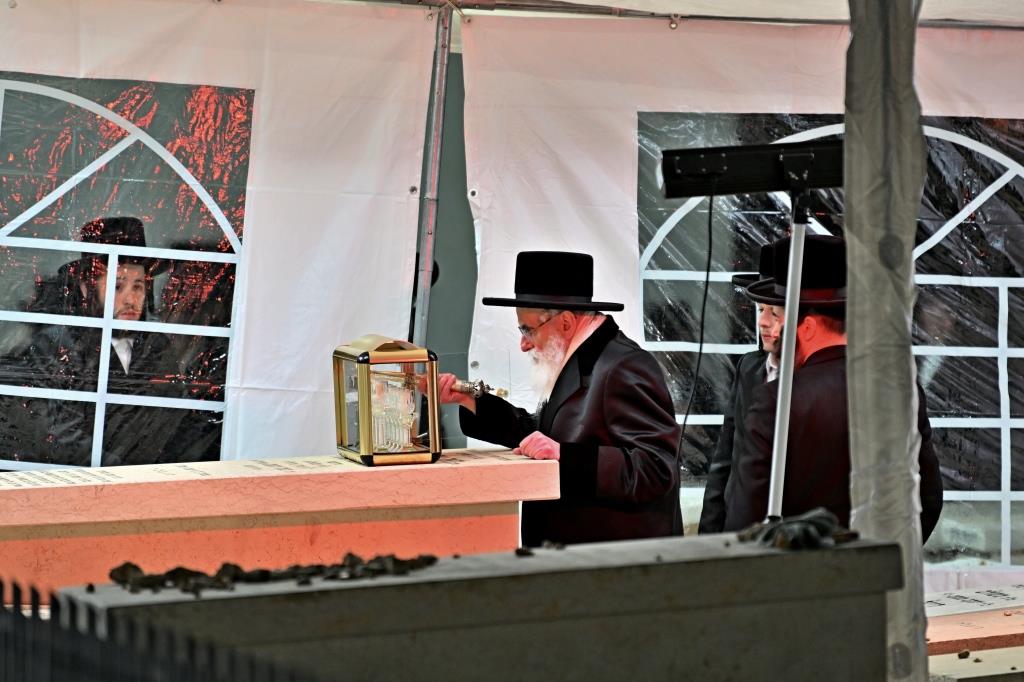 האדמו"ר מויזניץ בתפילה בבית העלמין 