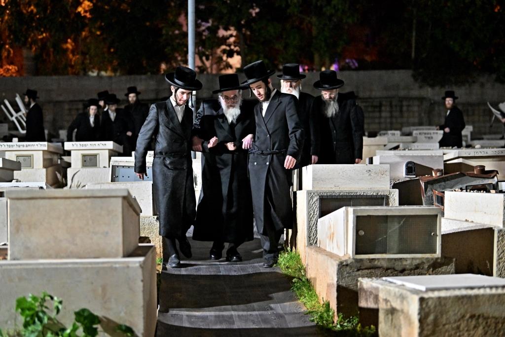 האדמו"ר מויזניץ בתפילה בבית העלמין 