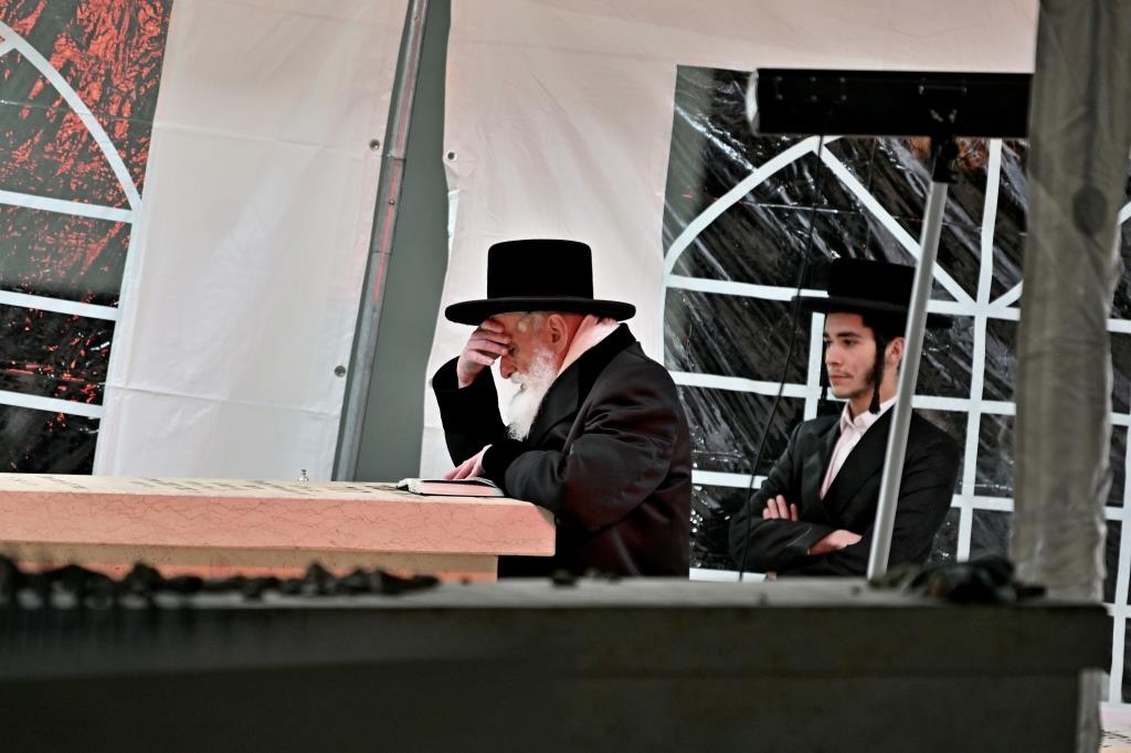 האדמו"ר מויזניץ בתפילה בבית העלמין 