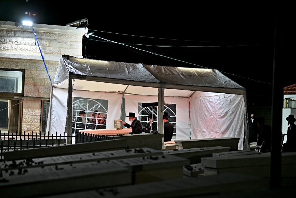 האדמו"ר מויזניץ בתפילה בבית העלמין 