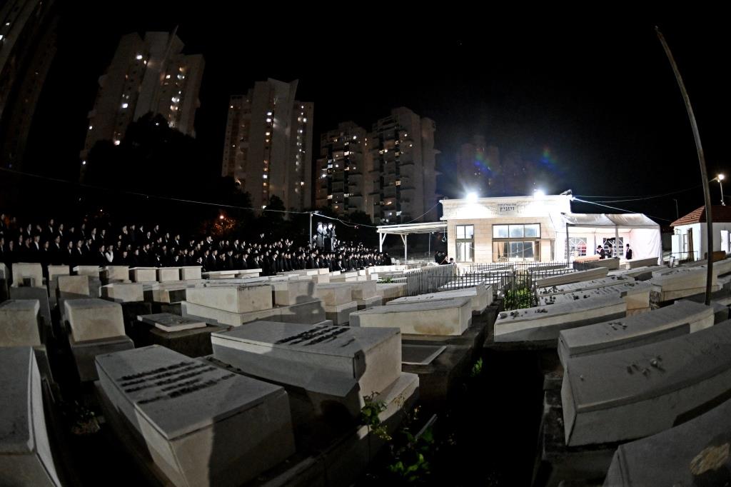 האדמו"ר מויזניץ בתפילה בבית העלמין 