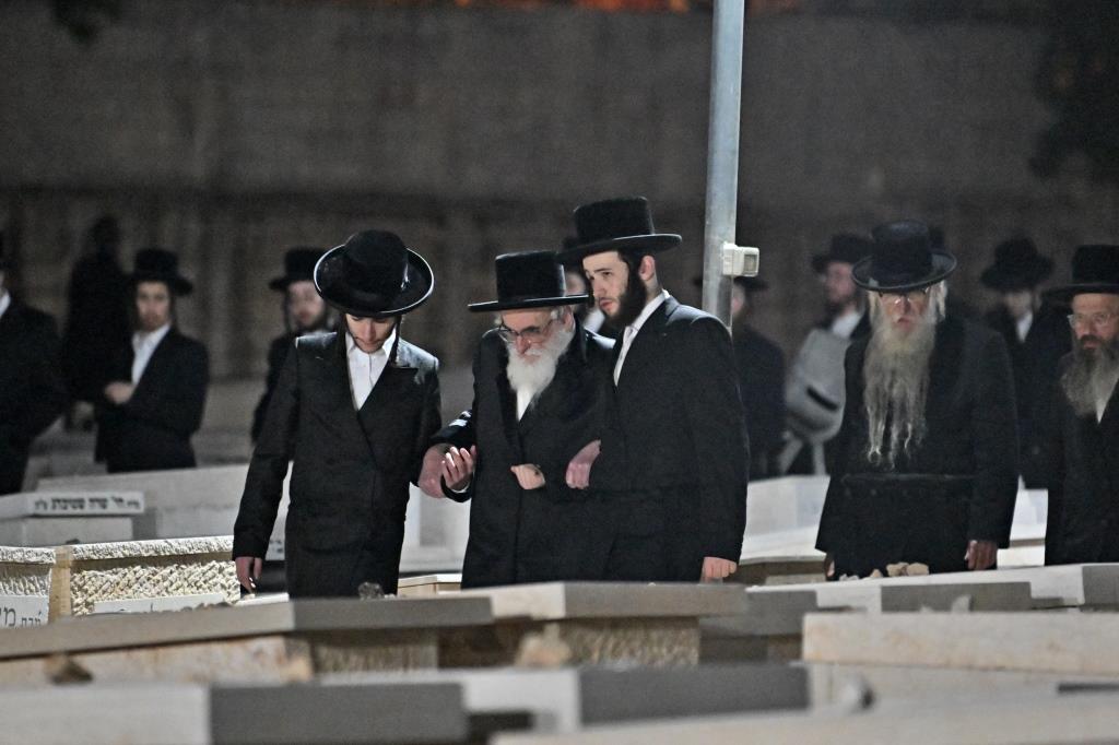 האדמו"ר מויזניץ בתפילה בבית העלמין 