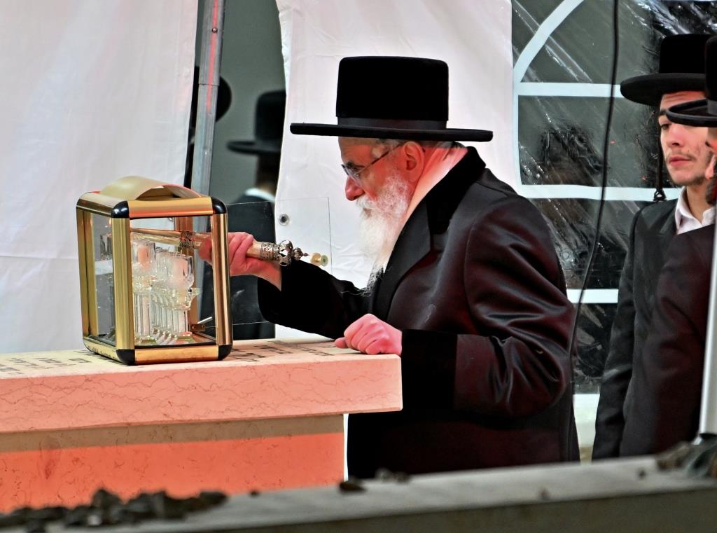 האדמו"ר מויזניץ בתפילה בבית העלמין 