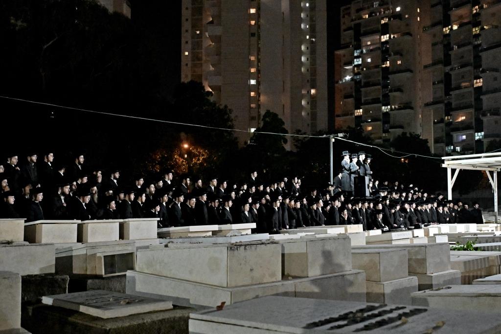 האדמו"ר מויזניץ בתפילה בבית העלמין 