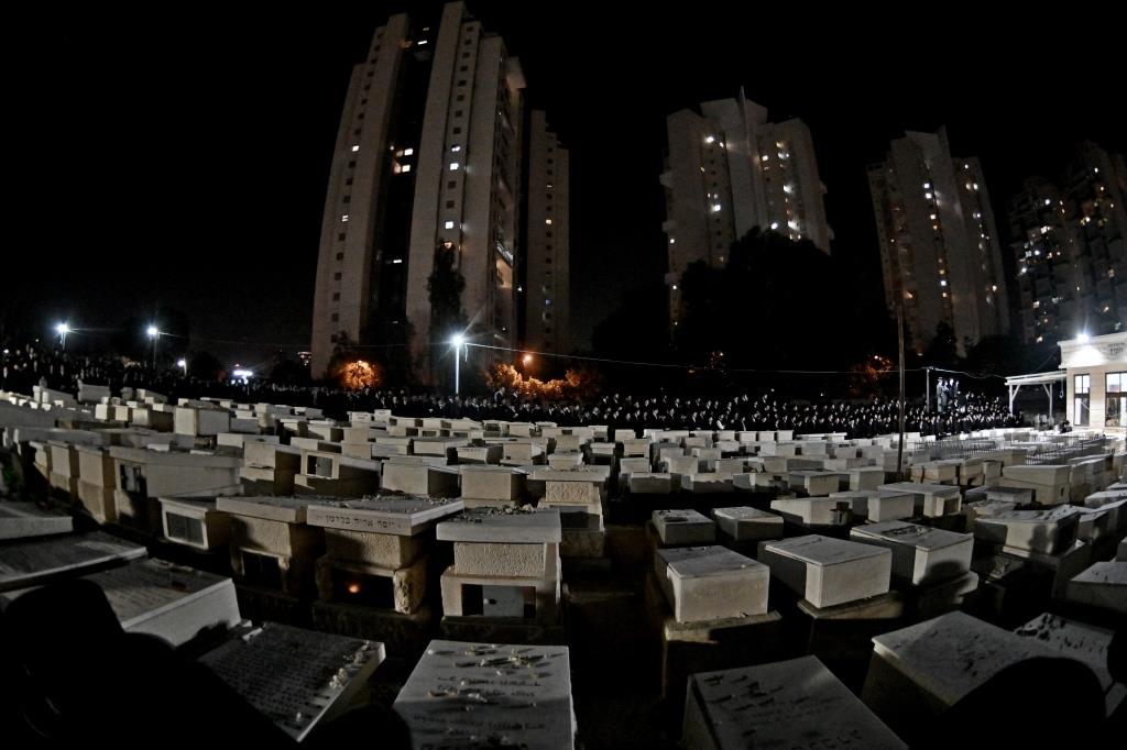 האדמו"ר מויזניץ בתפילה בבית העלמין 