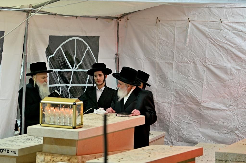 האדמו"ר מויזניץ בתפילה בבית העלמין 