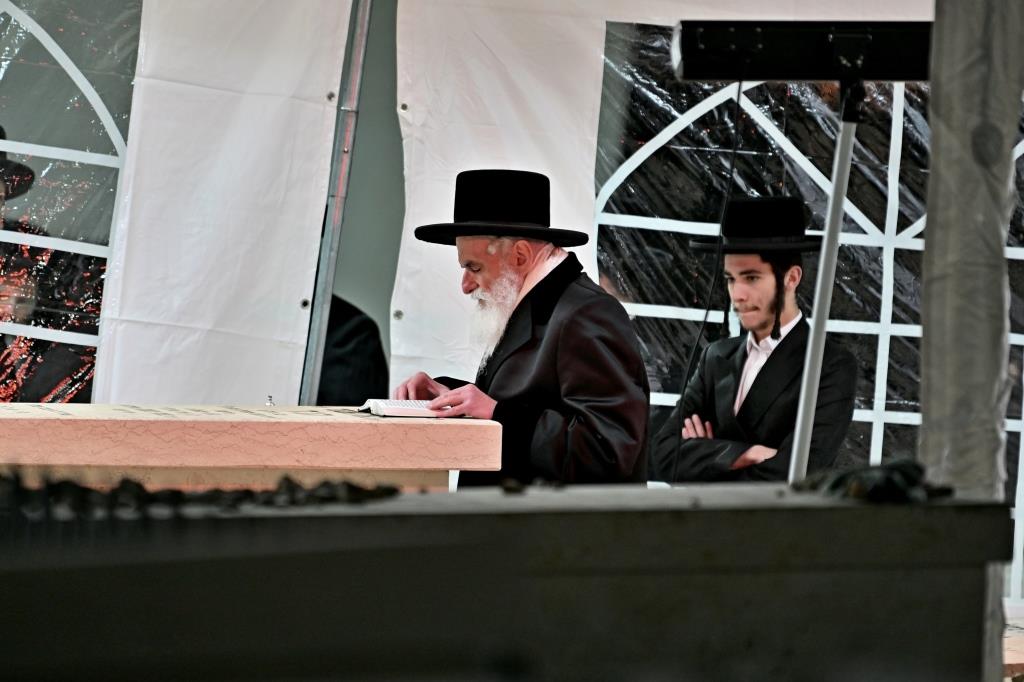 האדמו"ר מויזניץ בתפילה בבית העלמין 