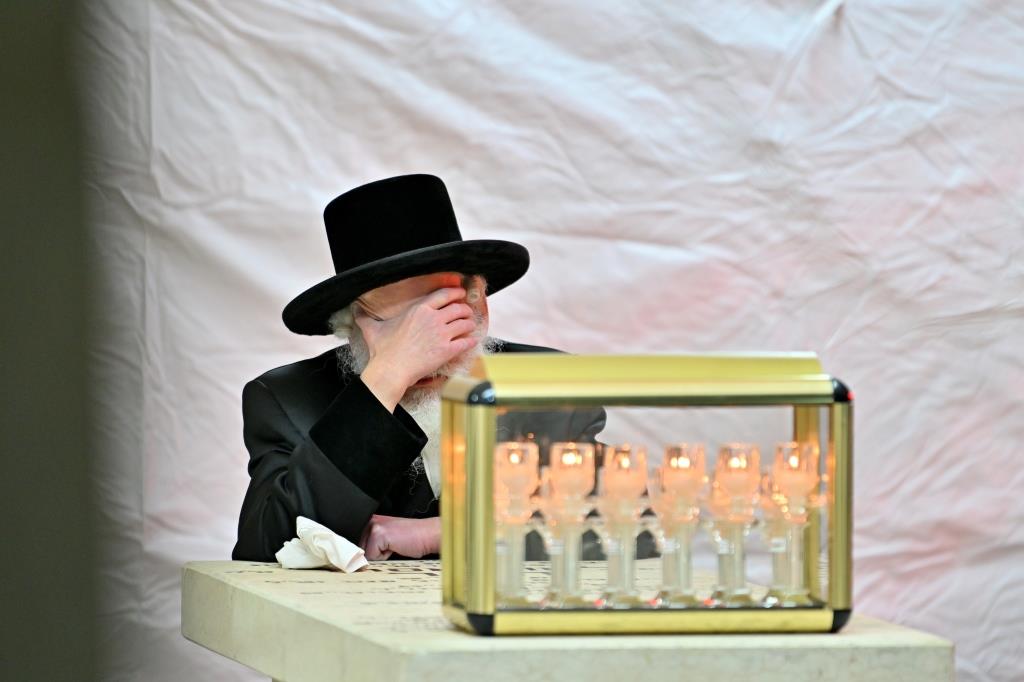 האדמו"ר מויזניץ בתפילה בבית העלמין 