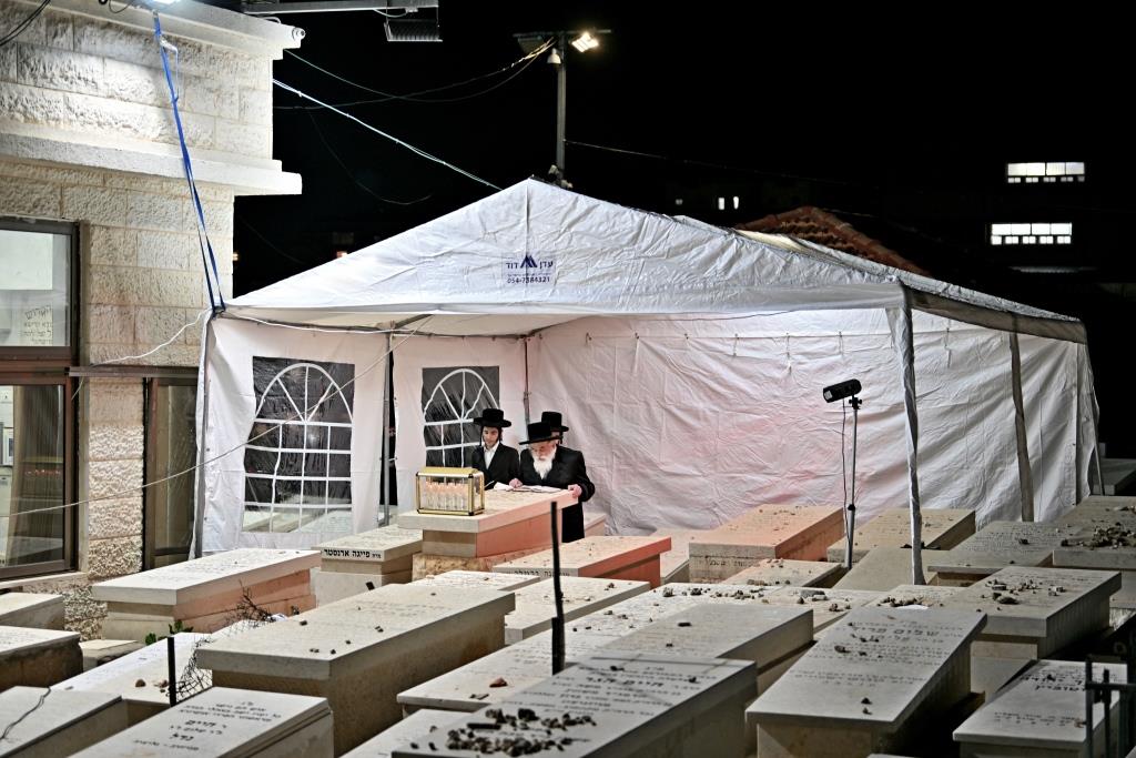 האדמו"ר מויזניץ בתפילה בבית העלמין 