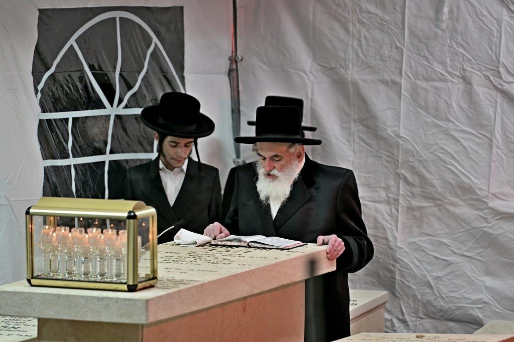 האדמו"ר מויזניץ בתפילה בבית העלמין 