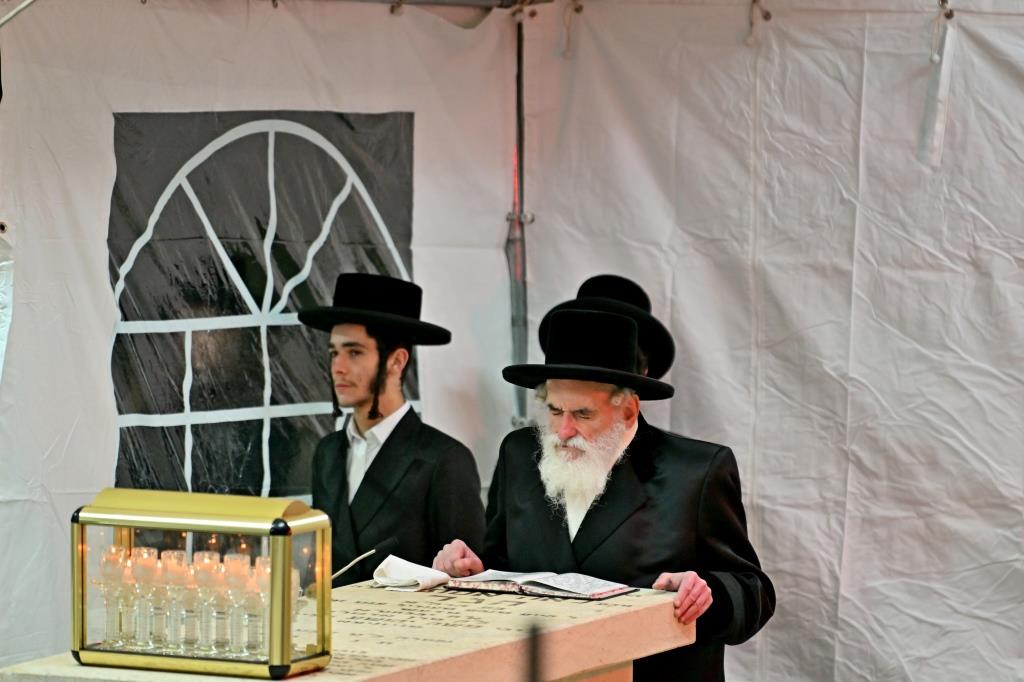 האדמו"ר מויזניץ בתפילה בבית העלמין 