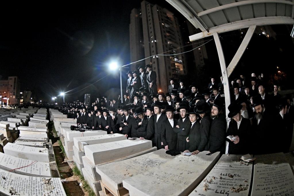 האדמו"ר מויזניץ בתפילה בבית העלמין 