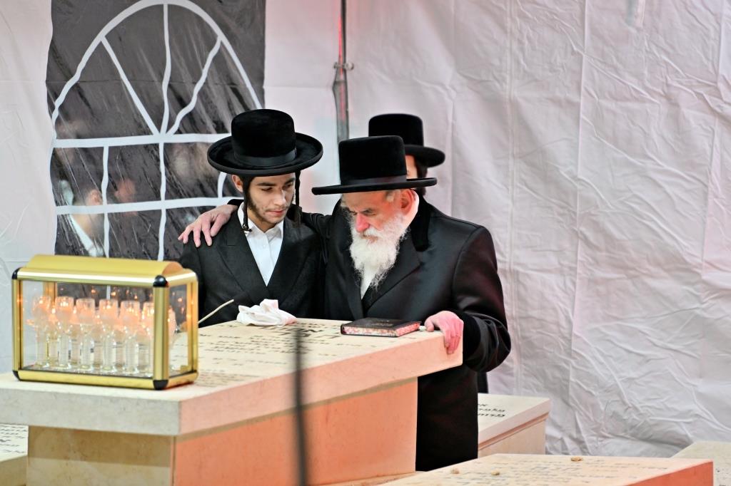 האדמו"ר מויזניץ בתפילה בבית העלמין 