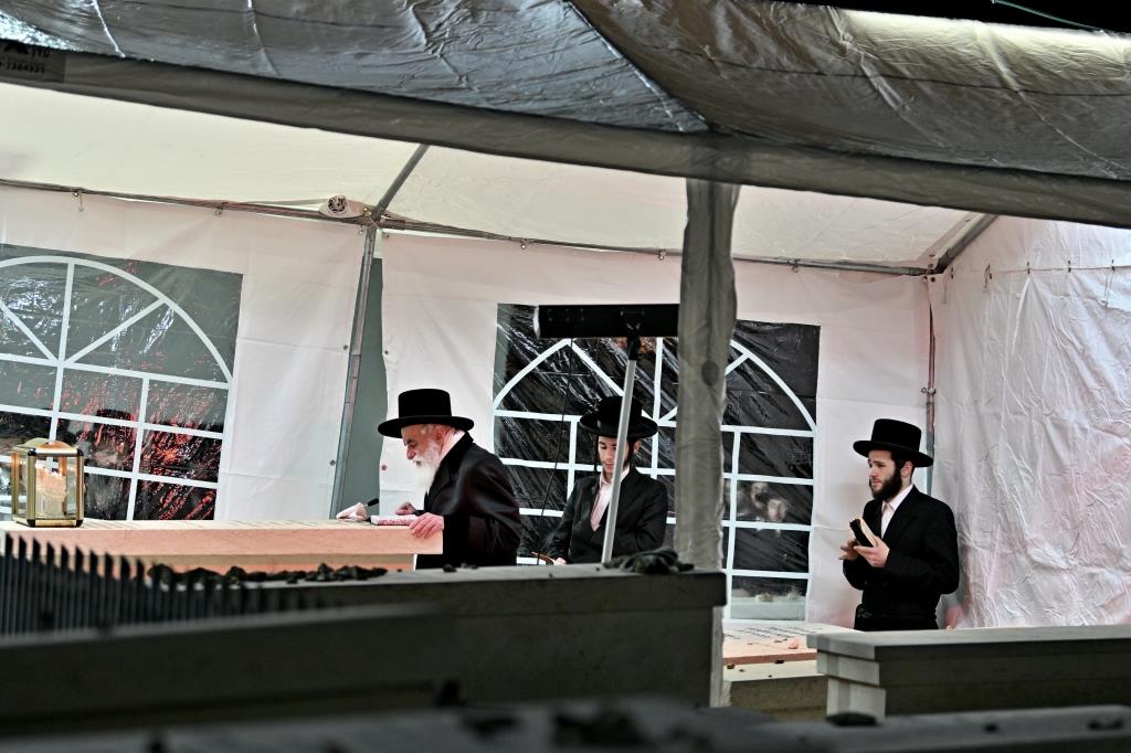 האדמו"ר מויזניץ בתפילה בבית העלמין 