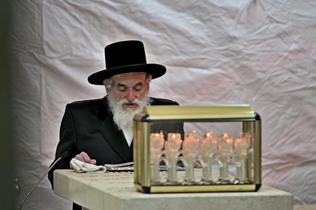 האדמו"ר מויזניץ בתפילה בבית העלמין 