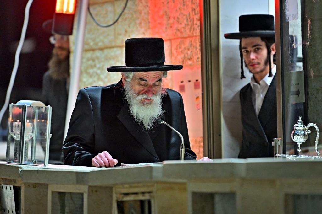 האדמו"ר מויזניץ בתפילה בבית העלמין 