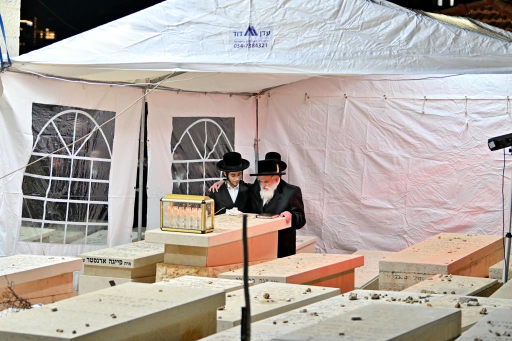 האדמו"ר מויזניץ בתפילה בבית העלמין 