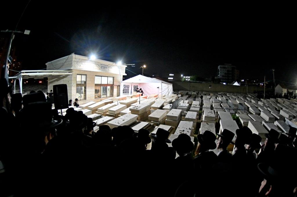 האדמו"ר מויזניץ בתפילה בבית העלמין 