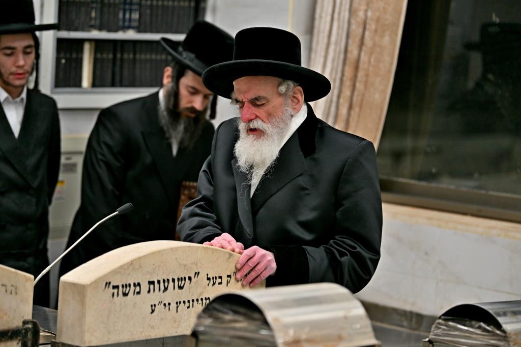 האדמו"ר מויזניץ בתפילה בבית העלמין 