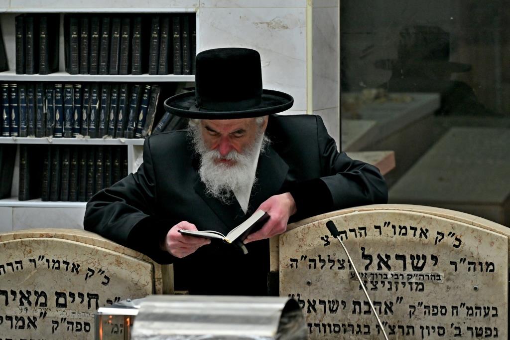 האדמו"ר מויזניץ בתפילה בבית העלמין 