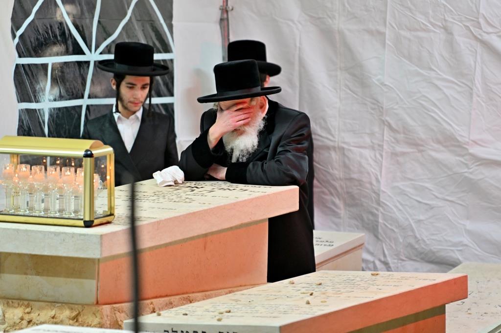 האדמו"ר מויזניץ בתפילה בבית העלמין 