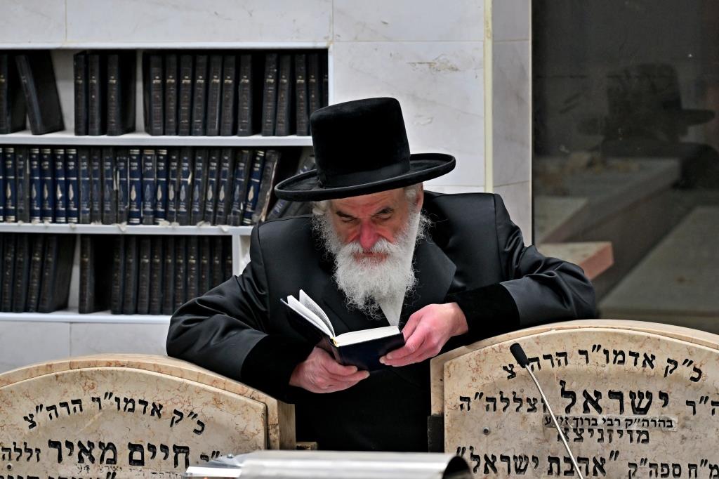 האדמו"ר מויזניץ בתפילה בבית העלמין 