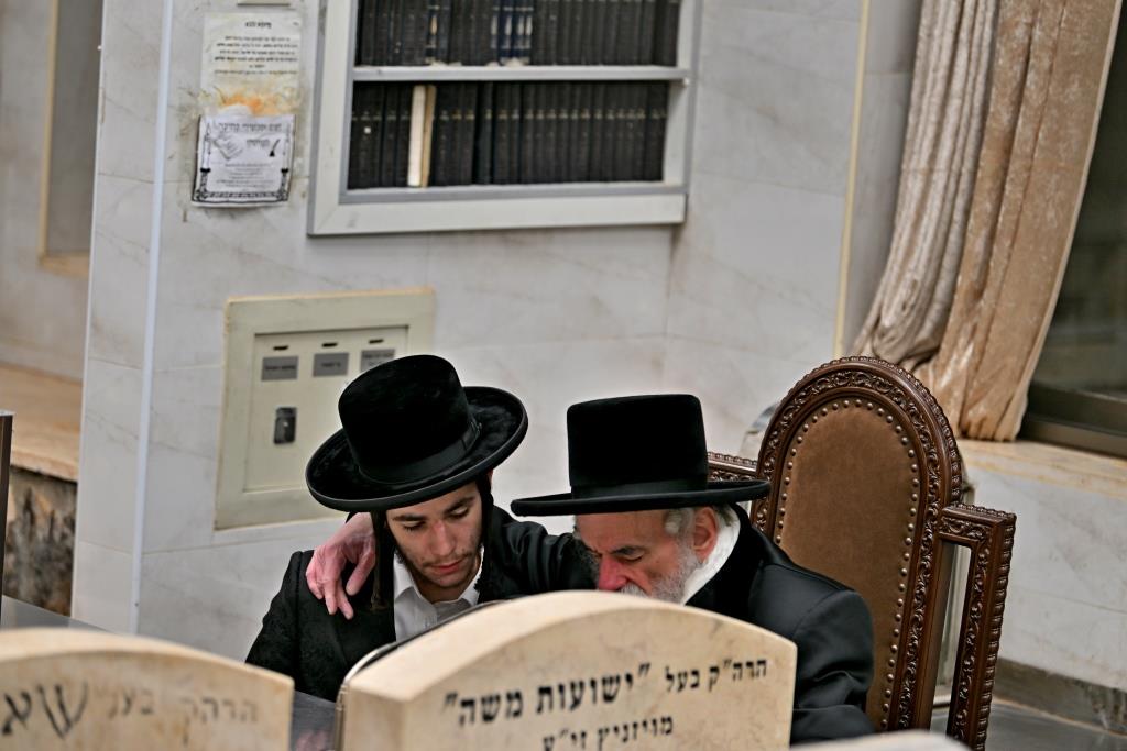 האדמו"ר מויזניץ בתפילה בבית העלמין 